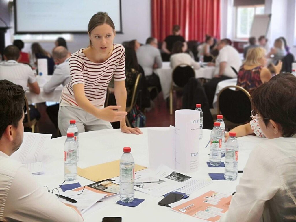 Facilitateur guidant un groupe avec des outils de facilitation